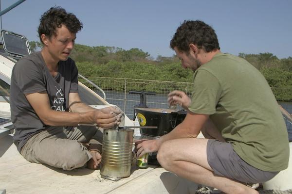 Bild 1 von 4: Corentin de Chatelperron (li.) und Gwénolé Gahinet (re.) wollen im Senegal lernen, wie man ohne Holz ein Feuer entfacht.