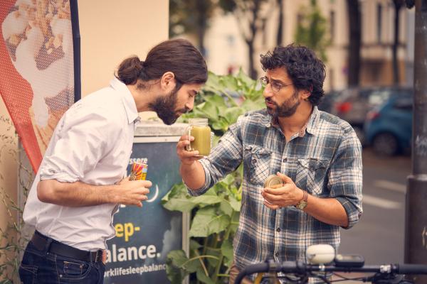 Bild 1 von 4: Björn (Serkan Kaya, r.) versucht vergeblich, seine grünen Smoothies mit Schuss in die Kölner Kiosks zu bringen. Zum Glück kennt sich Arif (Samy Challah, l.) besser aus, und bietet ihm seine Hilfe an.