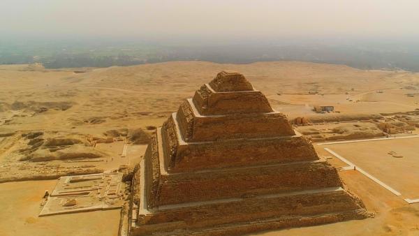 Bild 1 von 3: Die Djoser-Pyramide ist die älteste Pyramide Ägyptens. Sie wird rund hundert Jahre vor der Cheops-Pyramide errichtet.