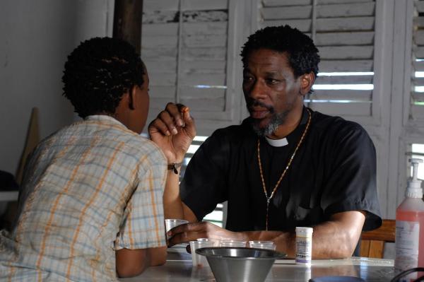 Bild 1 von 19: Pater Lawrence (Luthuli Dlamini) betreibt eine kleine Buschstation, in der Waisenkinder wohnen und medizinisch versorgt werden. Vics langjjährigerFreund erweist sich als Retter in letzter Sekunde ...