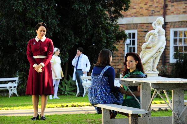 Bild 1 von 6: (v.l.n.r.) Matron Frances Bolton (Mandy McElhinney); Maggie (Tiarnie Coupland); Shirley Ryan (Ella Scott Lynch)