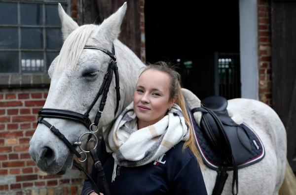 Bild 1 von 2: Als Lisa noch 120 Kilogramm wog, war sie zu schwer für ihr Pferd und konnte nicht mehr reiten.