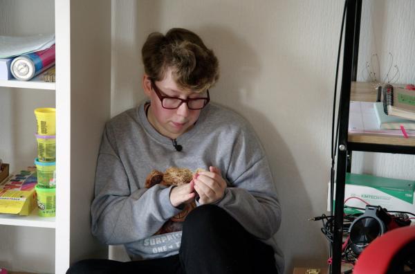 Bild 1 von 5: Tag für Tag muss Lisa mit den Folgen schwerster Gewalt zurechtkommen ? sie hat eine mehrfach gespaltene Persönlichkeit entwickelt und ist im Alltag oft desorientiert.