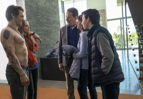 Bild 1 von 8: Als Ned (Bryan Cranston, M.), Barb (Megan Mullally, 2.v.r) und Scotty (Griffin Gluck, r.) nach Kalifornien reisen, um Stephanie (Zoey Deutch, 2.v.l.) zu besuchen, treffen sie das erste Mal auf deren neue Freund, den Internet-Milliardären Laird (James Franco, l.). Und sie sind nicht alle begeistert von ihm ...