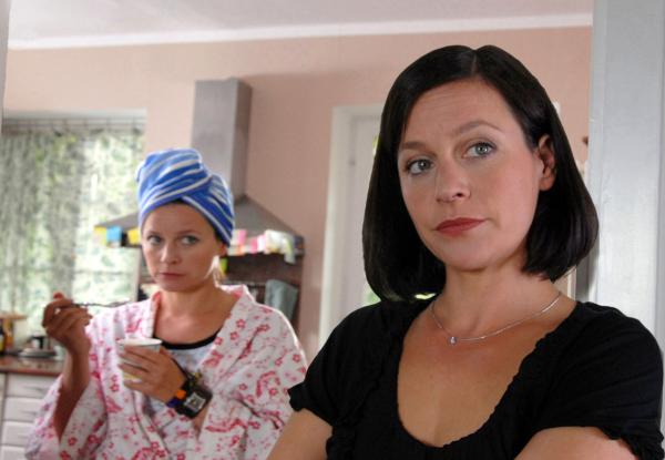 Bild 1 von 1: Luisa (Jule Ronstedt, re.) ist genervt, weil ihre Schwester Jenny (Jule Ronstedt) den Familienalltag durcheinander bringt.