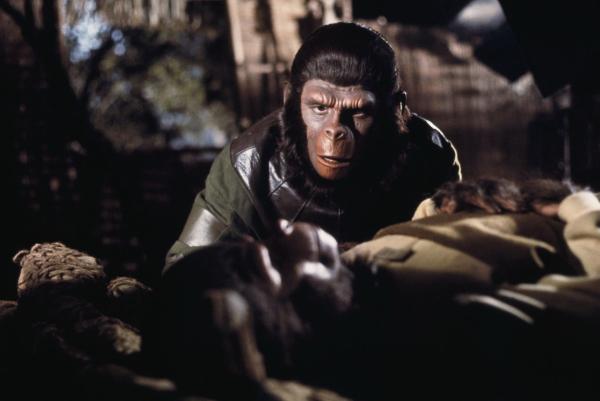 Bild 1 von 5: Eines Tages macht sich Caesar (Roddy McDowall) auf, ein Tonband mit einem Interview, das seine Eltern kurz vor ihrem Tod gegeben haben, zu suchen ...