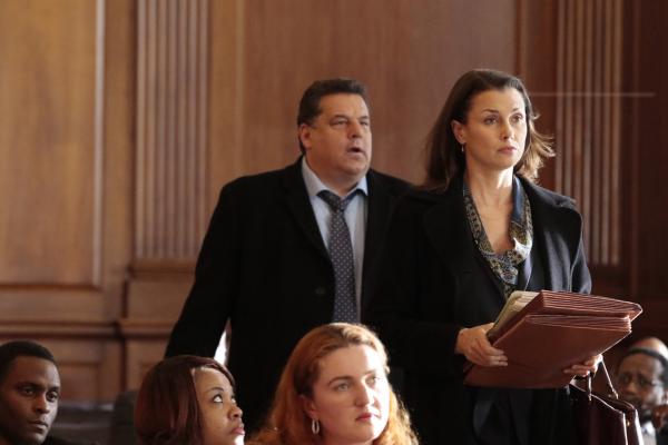 Bild 1 von 12: Erin (Bridget Moynahan, r.) und Anthony (Steve Schirripa, l.) bei der Verhandlung in einem Mordfall, doch ihr Zeuge erscheint nicht. Wie soll sie nun den wahren Mörder hinter Gitter bringen?