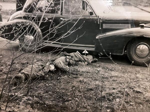 Bild 1 von 4: Drei SS-Männer werden 1945 kurz vor Kriegsende auf der Avus erschossen. Sie wollten Lebensmittel zu einem SS-Stützpunkt transportieren (1945).