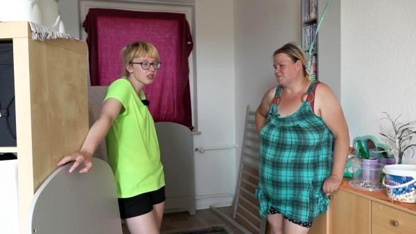 Bild 1 von 2: Jasmin (li.) und Mama Sandra wollen das Kinderbett aufbauen..