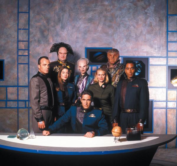 Bild 1 von 11: Das Team der Raumstation Babylon 5: v.l.n.r.: Michael Garibaldi (Jerry Doyle), Commander Susan Ivanova (Claudia Christian) Commander Jeffrey Sinclair (Michael O?Hare,u.m.), Talia Winters (Andrea Thompson,2.v.r.), Dr. Stephen Franklin (Richard Biggs,r.), Londo Mollari (Peter Jurasik,l.o.), Delenn (Mira Furlan,m.o.) und G'Kar (Andreas Katsulas,r.o.).