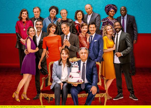 Bild 1 von 8: Plakat - Claude Verneuil (Christian Clavier, vorne rechts) und seine Frau Marie (Chantal Lauby, vorne links) möchten ihren vierzigsten Hochzeitstag in unaufgeregter Zweisamkeit begehen. Ihre vier Töchter lassen sich jedoch eine Überraschung einfallen: eine XXL-Familienfeier, zu der ihre Männer alle Schwiegereltern nach Frankreich einladen!