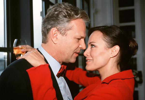 Bild 1 von 13: Die erfolgreiche Bankerin Monika Hansen (Sonja Kirchberger) hat schon seit langem ein Auge auf den Astronom Robert von Reichenbach (Peter Sattmann) geworfen.