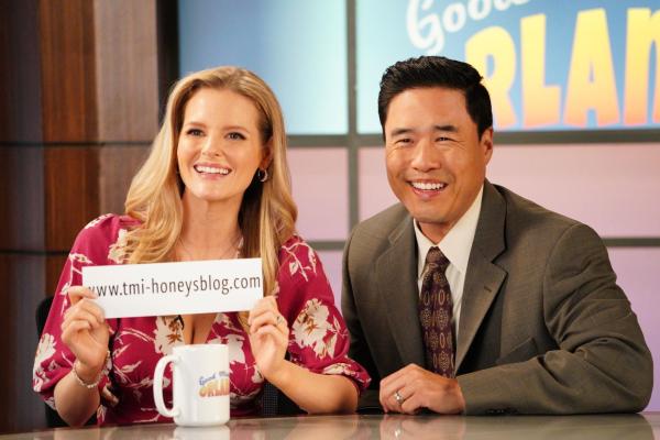 Bild 1 von 11: Honey (Chelsey Crisp, l.); Louis Huang (Randall Park, r.)