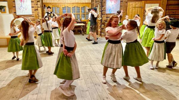 Bild 1 von 12: Im Bild: Kindervolkstanzgruppe.