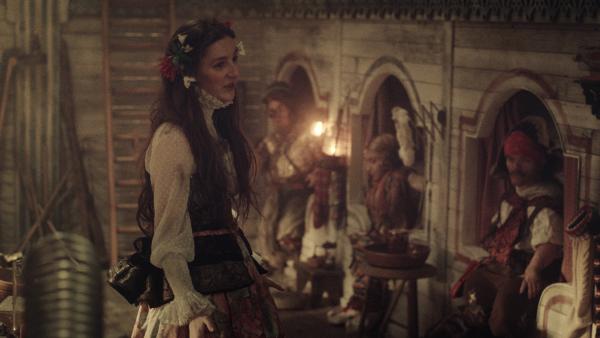 Bild 1 von 8: Sara (Caroline Vedel) spricht zu den Zwergen.© BR/DR/Jesper Tßffner - Honorarfreie Verwendung gemäß AGB im redaktionellen Zusammenhang mit genannter Sendung bei Nennung \