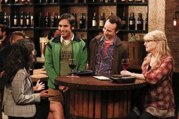 Bild 1 von 18: Raj (Kunal Nayyar, 2.v.l.) und Stuart (Kevin Sussman, 2.v.r.) kämpfen um das Herz von Bernadettes (Melissa Rauch, r.) neuer Kollegin Ruchi (Swati Kapila, l.), doch beide stellen sich nicht besonders gut dabei an ...