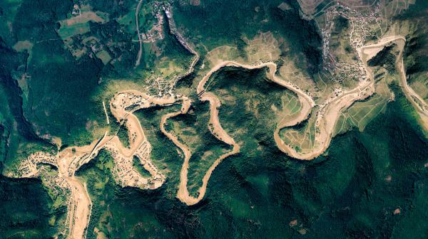 Bild 1 von 2: Satellitenbild der braun-verfärbten Ahr während der Flutkatastrophe.