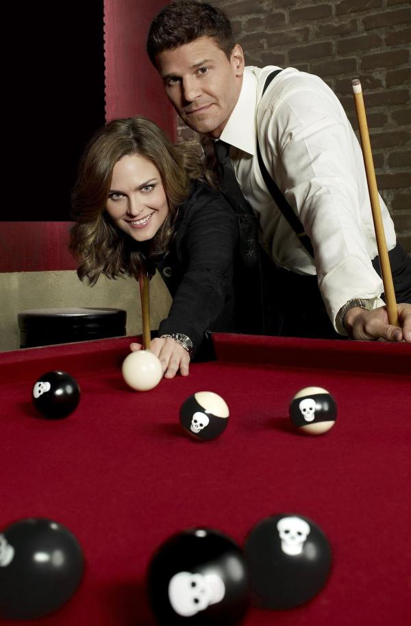 Bild 1 von 12: Temperance Brennan (Emily Deschanel, l.); Seeley Booth (David Boreanaz, r.)