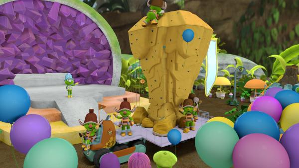 Bild 1 von 5: Die Bewohner aus Obergipfelsdorf zeigen in der Parade, wie gut sie klettern können.