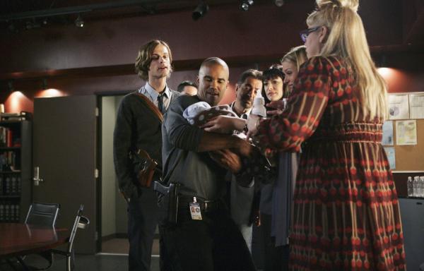 Bild 1 von 11: Das Baby von JJ (AJ Cook, 2.v.r.) bringt Freude ins Büro: Reid (Matthew Gray Gubler, l.), Morgan (Shemar Moore, 2.v.l.), Rossi (Joe Mantegna, 3.v.l.), Prentiss (Paget Brewster, 3.v.r.) und Penelope (Kirsten Vangsness, r.) ...