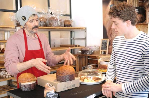 Bild 1 von 5: Bäcker Marko Spehar (l.) erklärt die Form des Panettone. Diese wird \
