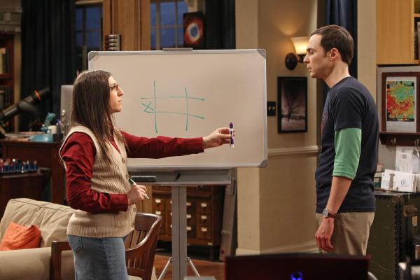 Bild 1 von 12: Sheldon (Jim Parsons, r.) fühlt sich verloren, nachdem eine seiner Lieblingsserien zu früh abgesetzt wird. Amy (Mayim Bialik, l.) versucht daraufhin, ihm bei seinem zwanghaften Drang, etwas unbedingt abschließen zu müssen, zu helfen. Doch wird es ihr gelingen?