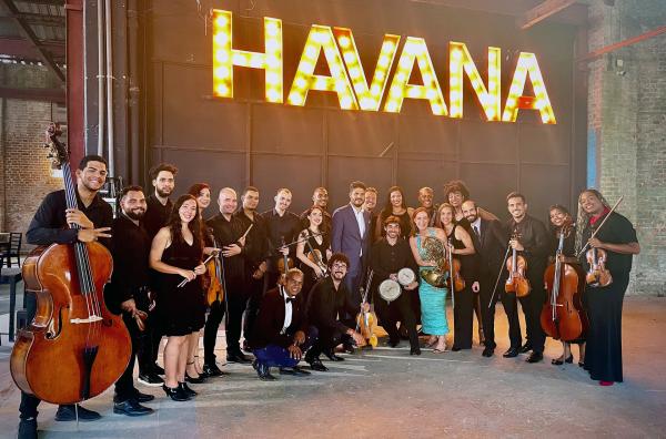 Bild 1 von 5: Sarah Willis mit den Musikern des Havana Lyceum Orchestra in Havanna, der Hauptstadt Kubas