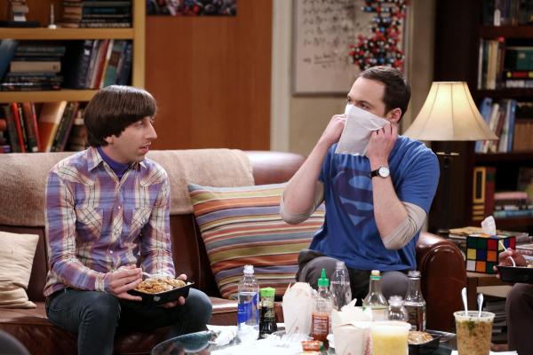 Bild 1 von 14: Da sich Amy einige Tage auf einem Kongress außerhalb der Stadt befindet, sucht Sheldon (Jim Parsons, r.) eine Beschäftigung, um sich die Zeit zu vertreiben. Doch Howards (Simon Helberg, l.) Angebot, ihm und Berandette beim Renovieren zu helfen, lehnt der Wissenschaftler dankend ab. Stattdessen treibt es ihn zum Teleskob, wo er auch gleich eine bahnbrechende Entdeckung zu machen scheint ...