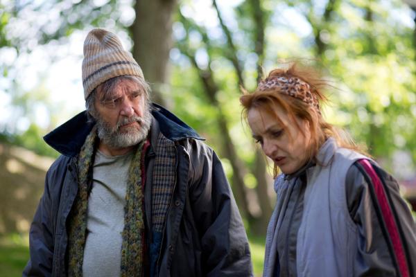 Bild 1 von 6: Tom Stilton (Kjell Bergqvist, l.) und Vera Larsson (Anna Wallander, r.) gehen durch Dick und Dünn. Beide leben als Obdachlose auf den Straßen Stockholms.