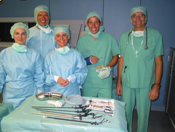 Bild 1 von 1: Willi (2. von rechts) schaut sich heute ein Krankenhaus von innen an. Auch er wird gründlich durchgecheckt.