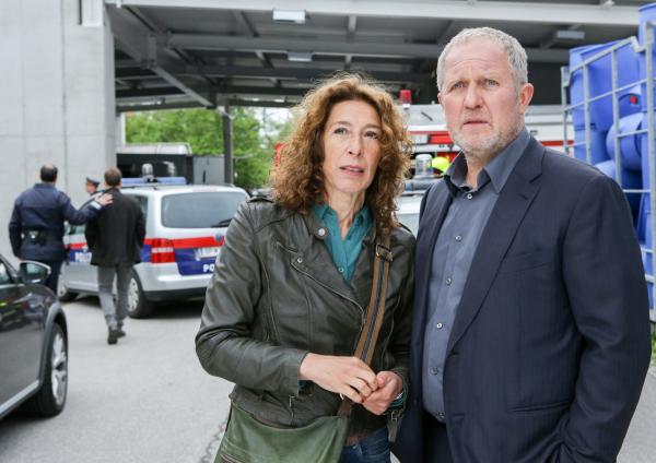 Bild 1 von 9: Bibi (Adele Neuhauser) und Moritz (Harald Krassnitzer, rechts) inspizieren den Unfallort.