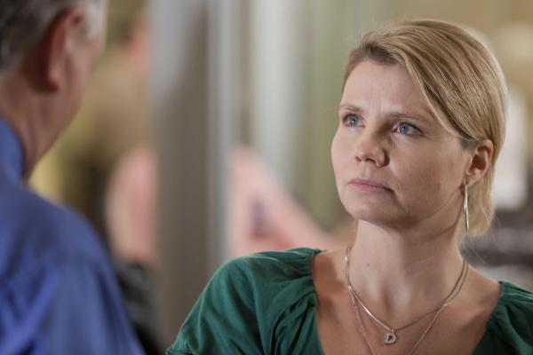 Bild 1 von 15: Während Kurt sich über den kaputten Fernseher ärgert, hat es Danni (Annette Frier) mit einem ganz besonderen Fall zu tun ...