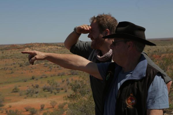 Bild 1 von 5: Josh Gates (l.)