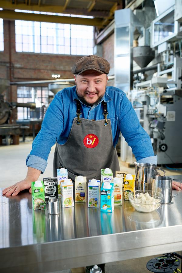 Bild 1 von 10: Sebastian Lege weiß, wie mit richtig viel Wasser und lauter Zusatzstoffen eine Fake-Sahne entsteht, die trotzdem schön cremig und lecker ist.