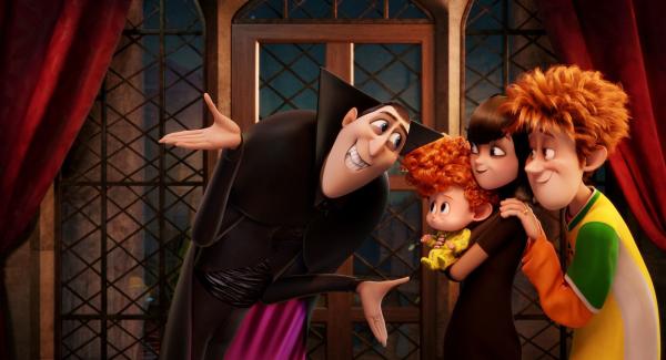 Bild 1 von 5: Dracula (Adam Sandler), Dennis (Asher Blinkoff), Mavis (Selena Gomez) and Jonathan (Andy Samberg) in Columbia Pictures and Sony Pictures Animation's HOTEL TRANSYLVANIA 2.