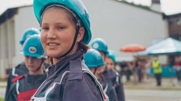 Bild 1 von 4: Ana ist 12 und lebt in Slowenien. Seit ihrem siebten Lebensjahr ist sie Mitglied bei der Freiwilligen Feuerwehr. In diesem Jahr will sie an einem Wettkampf der Jugendfeuerwehren teilnehmen und ihr Team leiten. .