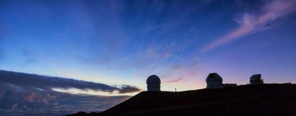 Bild 1 von 2: Drei Teleskope, die den Himmel beobachten und Daten aufnehmen.