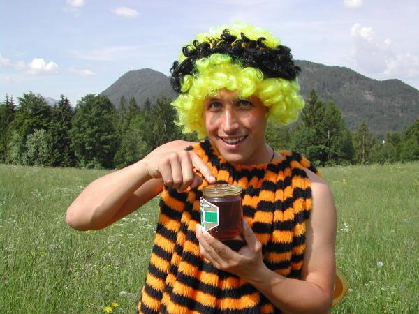 Bild 1 von 3: Willi macht sich auf, das Leben der Bienen zu erkunden. Er erfährt, dass Honig als Nahrungsvorrat für das Bienenvolk dient.
