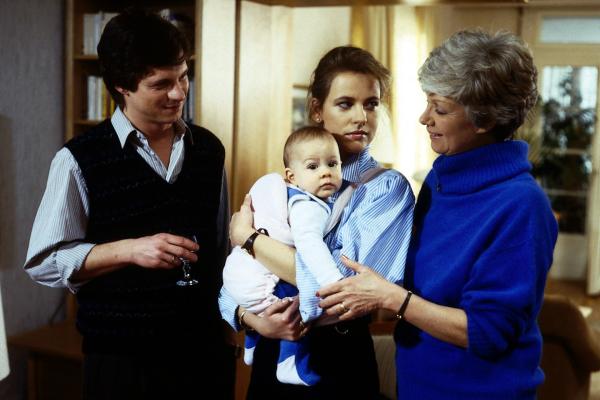 Bild 1 von 2: Sohn Rüdiger (Jochen Schroeder, l.) und seine Frau Uschi (Anja Schüte, M.) wollen Klein-Katharina für einige Tage in Hannelores (Maria Sebaldt, r.) Hände übergeben. Da sagt sie nicht nein, das tut sie gern, obgleich sie sich zur Zeit etwas krank fühlt.