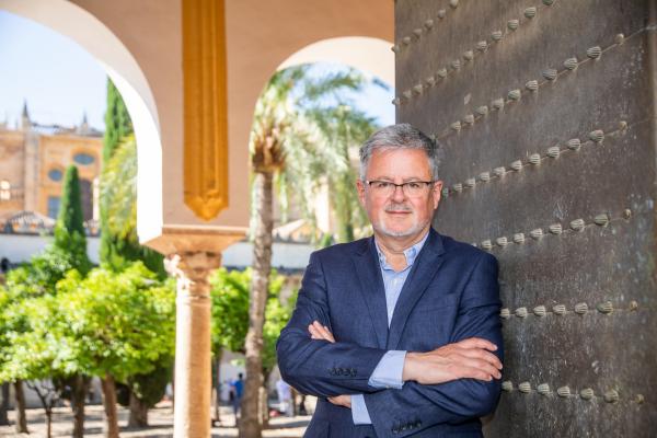 Bild 1 von 10: Moderator Christopher Clark im Hof der Mezquita in Cordoba