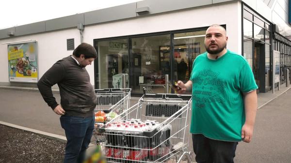 Bild 1 von 1: Mike (li.) und Ehemann Sascha waren einkaufen