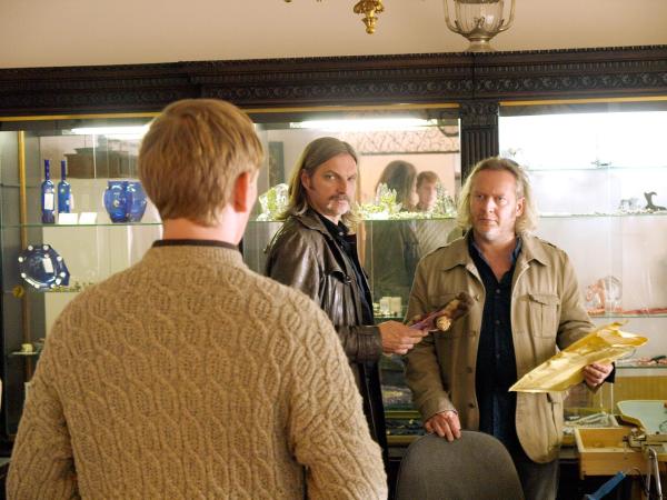 Bild 1 von 1: Im Bild (v.li.): Christoph Glaubacker (Sebastian C. Herzer), Stefan Jürgens (Carl Ribarski), Gregor Seberg (Helmuth Nowak).