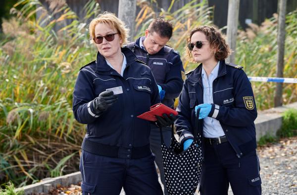 Bild 1 von 3: Nele Fehrenbach (Floriane Daniel, l.) und Julia Demmler (Wendy Güntensperger, r.) sichern die Spuren am Tatort (mit Komparse).