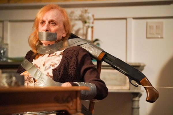 Bild 1 von 4: Sallie (Jeannie Epper) wird von ihrem drogensüchtigen Neffen gefesselt.