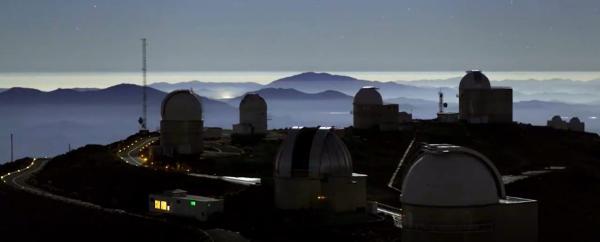 Bild 1 von 2: Überblick über sechs Teleskope, die in verschiedene Richtungen ausgerichtet sind.