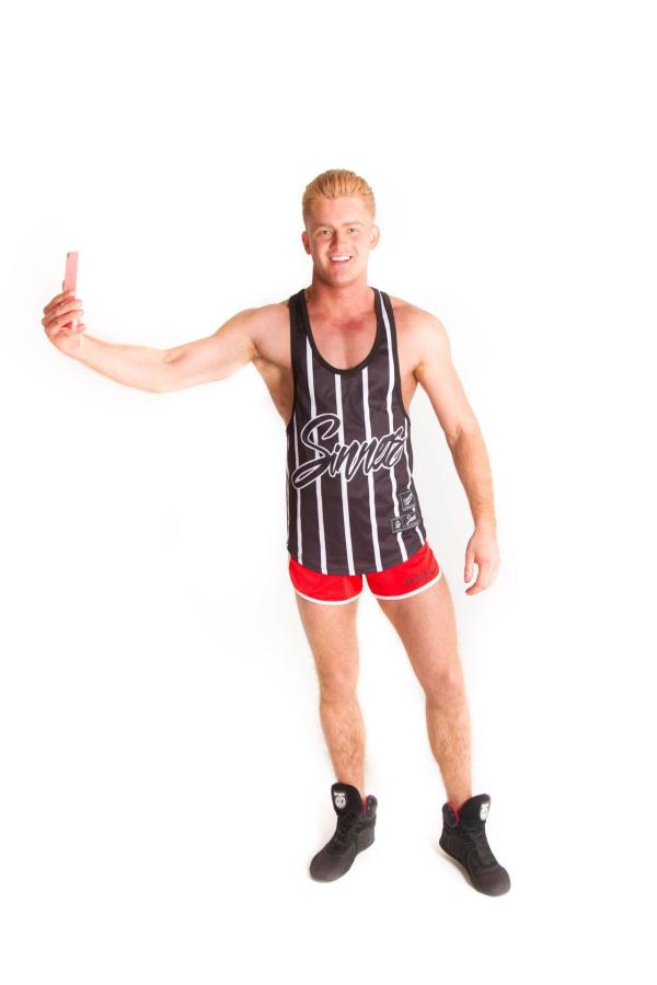 Bild 1 von 3: Fitness-Freak Lewis zeigt gerne seine Muckis und greift dafür auch zu Hotpants und Selbstbräuner. Kann das Umstyling-Team dem jungen Friseurmeister einen seriösen Business-Look verpassen?