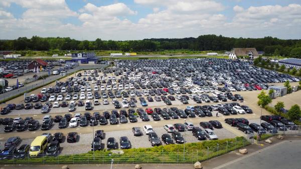 Bild 1 von 3: Jedes Jahr finden über 14.000 Fahrzeuge im Bremer Gebrauchtwagenhandel \