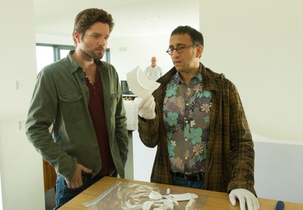 Bild 1 von 6: Jo Stoll (Peter Ketnath, l) und Jan Arnaud (Mike Zaka Sommerfeldt) fragen sich, ob hier nicht nur Porzellan zerschlagen wurde! Spurensicherer (Komparse, Hintergrund)