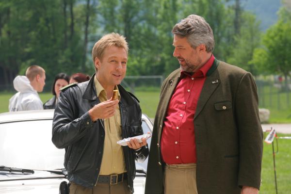 Bild 1 von 3: Als Polizist Mohr und Kommissar Stadler (Max Müller, l., Dieter Fischer, r.) die verschwundene Lederhose in der Nähe des Tatorts finden, nimmt der Fall eine Wendung.