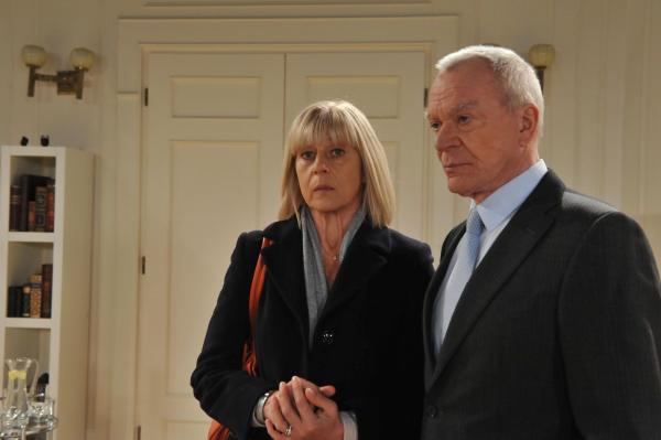 Bild 1 von 10: Charlotte (Mona Seefried, l.); Werner (Dirk Galuba, r.)